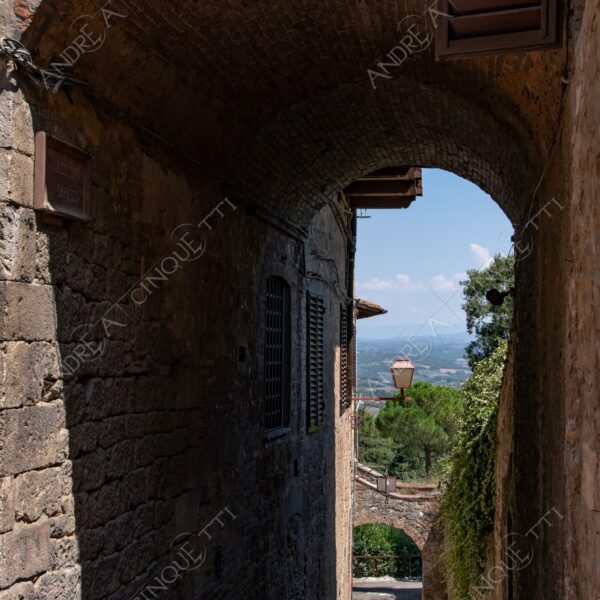 toscana tuscany paese villagge antico ancient vecchio old vicolo alley mattoni bricks san giminiano