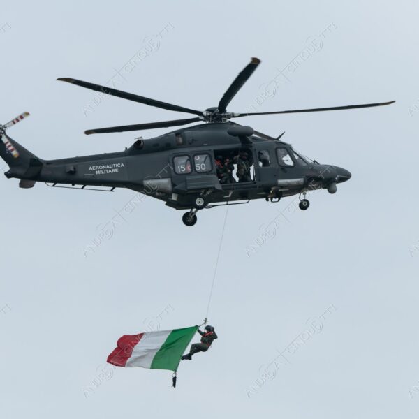 linate aeroporto airport airshow spettacolo aereo elicottero helicopter tricolore bandiera italiana flag italy italia