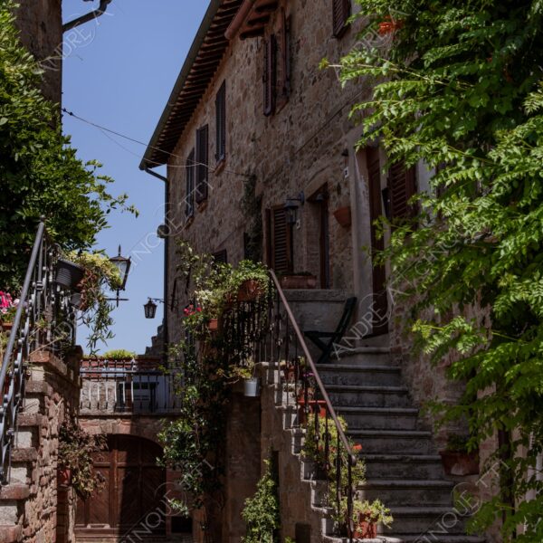 toscana tuscany paese villagge antico ancient vecchio old vicolo alley mattoni bricks monticchiello