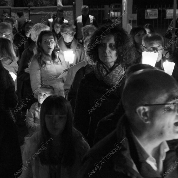 colturano balbiano messa mass processione procession pasqua easter prete priest rito religioso religious ritual notte nigth candele candles sera bianco e nero black and white