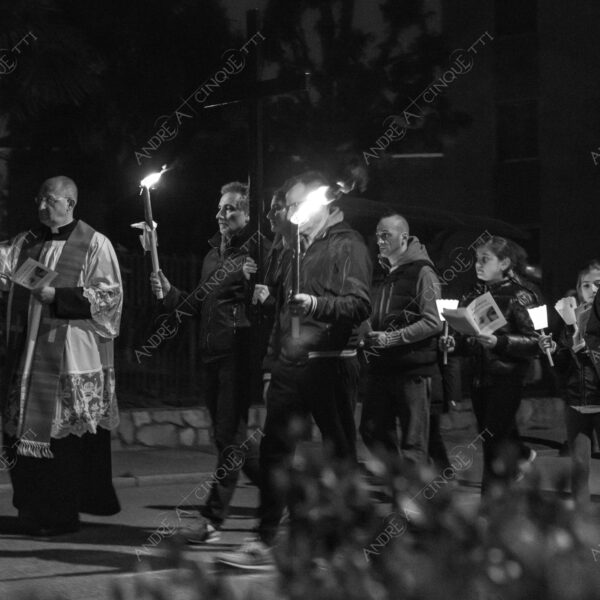 colturano balbiano messa mass processione procession pasqua easter prete priest rito religioso religious ritual notte nigth sera bianco e nero black and white candele candles