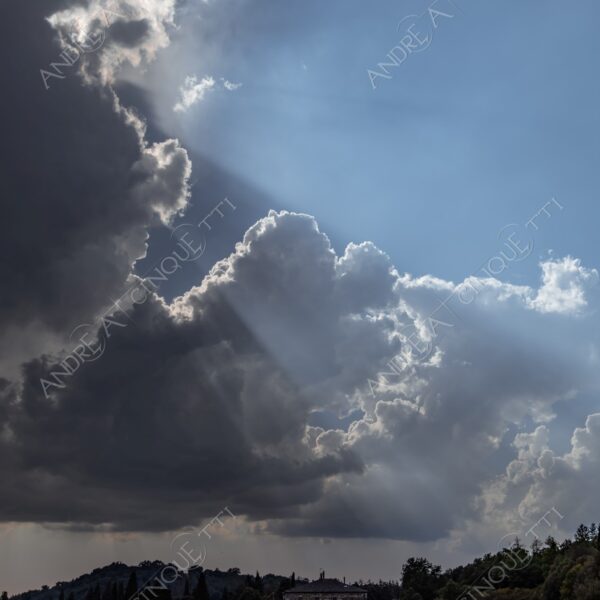 toscana tuscany villa buoninsegna nuvole clouds sole sun raggi di sole sun rays rays of sunshine