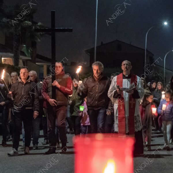 colturano balbiano messa mass processione procession pasqua easter prete priest rito religioso religious ritual notte nigth sera