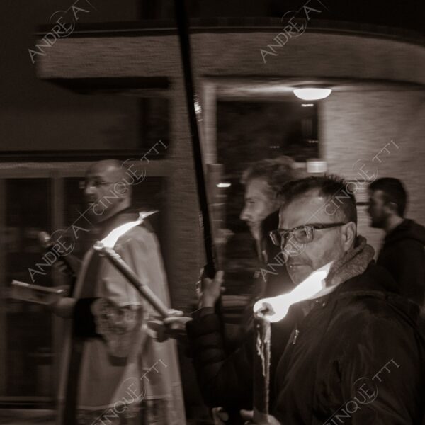colturano balbiano messa mass processione procession pasqua easter prete priest rito religioso religious ritual notte nigth sera bianco e nero black and white