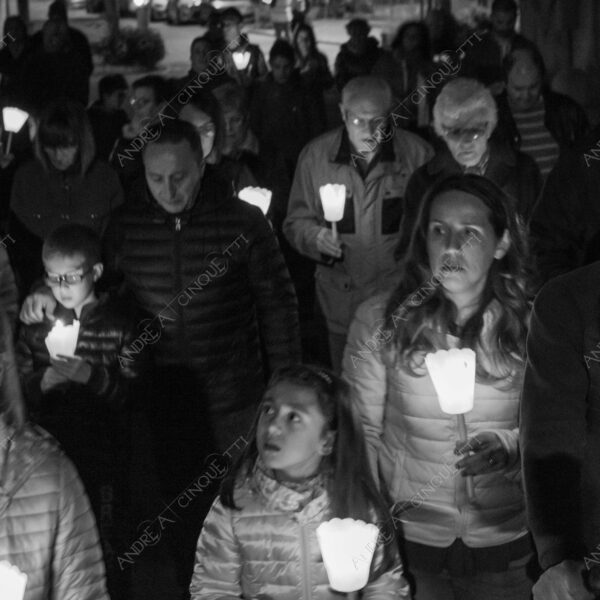 colturano balbiano messa mass processione procession pasqua easter prete priest rito religioso religious ritual candele candles notte nigth sera bianco e nero black and white
