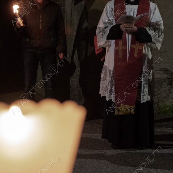 colturano balbiano messa mass processione procession pasqua easter prete priest rito religioso religious ritual candele candles notte nigth sera