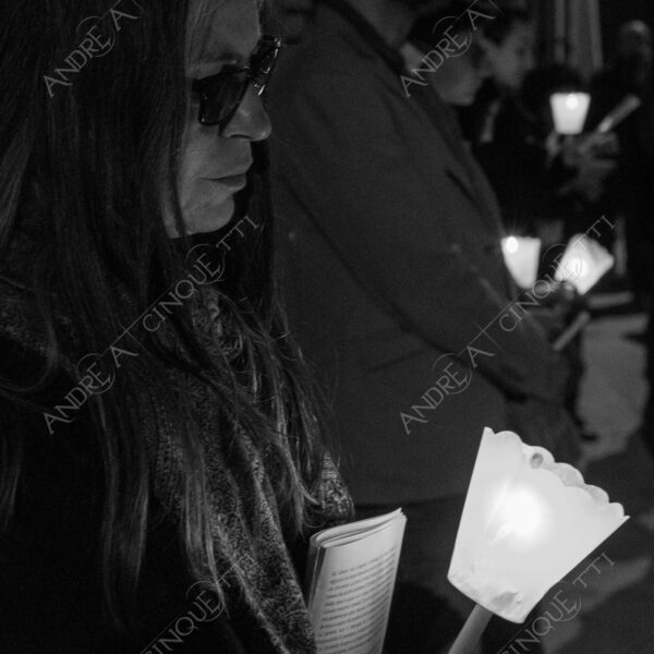colturano balbiano messa mass processione procession pasqua easter prete priest rito religioso religious ritual candele candles notte nigth sera bianco e nero black and white