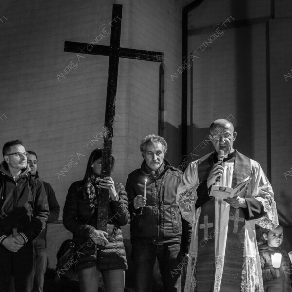 colturano balbiano messa mass processione procession pasqua easter prete priest rito religioso religious ritual notte nigth sera bianco e nero black and white