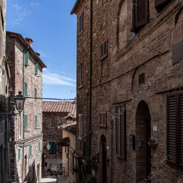 toscana tuscany chiusdino paese villagge antico ancient vecchio old vicolo alley mattoni bricks