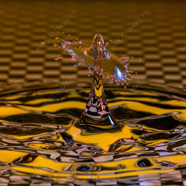 macro photography goccia gocce d'acqua water drop drops high speed sync riflessi reflections splash colori colours bounce bouncing scacchi chess pattern sombrero