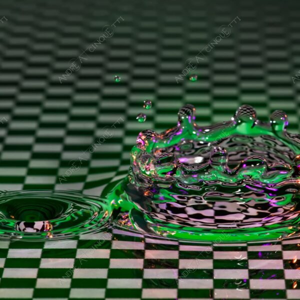 macro photography goccia gocce d'acqua water drop drops high speed sync riflessi reflections splash colori colours bounce bouncing scacchi chess pattern