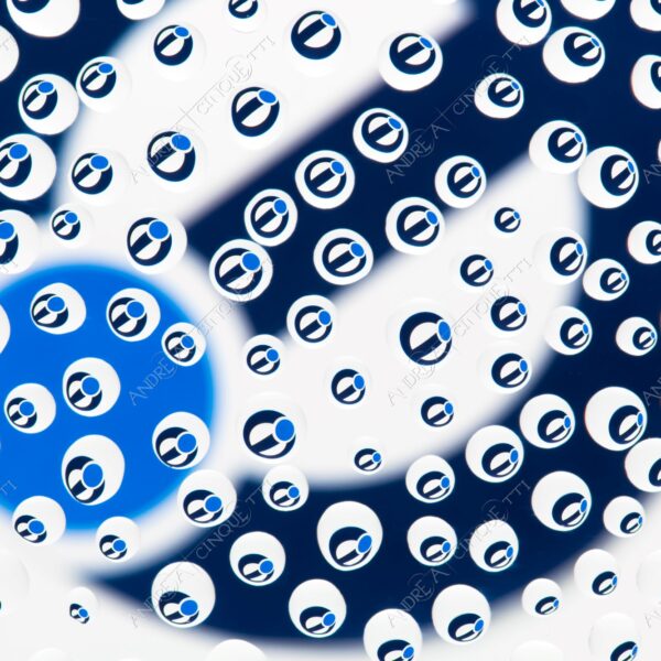 macro photography goccia gocce d'acqua water drop drops droplet droplets studio photography riflessi reflections splash colori colours logo