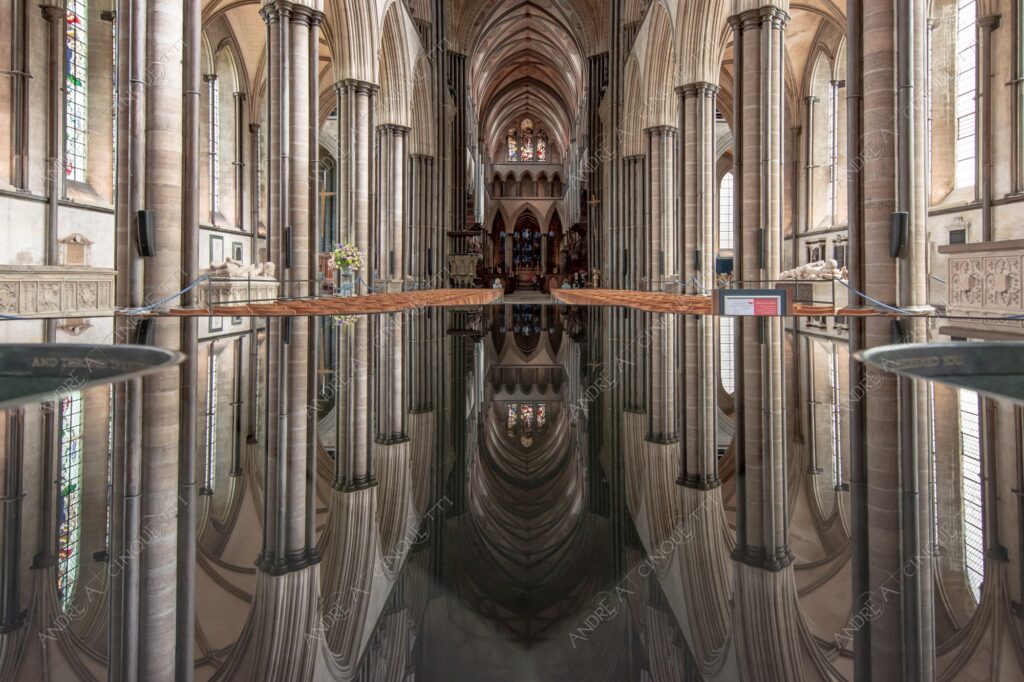 inghilterra england salisbury cattedrale cathedral chiesa church colonne pillars columns fonte battesimale baptismal font marmo marble acqua water riflessi reflctions specchio mirror navata centrale central nave