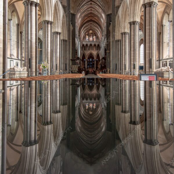 inghilterra england salisbury cattedrale cathedral chiesa church colonne pillars columns fonte battesimale baptismal font marmo marble acqua water riflessi reflctions specchio mirror navata centrale central nave