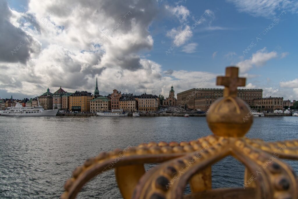 svezia sweden stoccolma stockholm porto harbour nave veliero sailing ship vascello vessel nuvole clouds parlamento parliament palazzo palace building corona crown