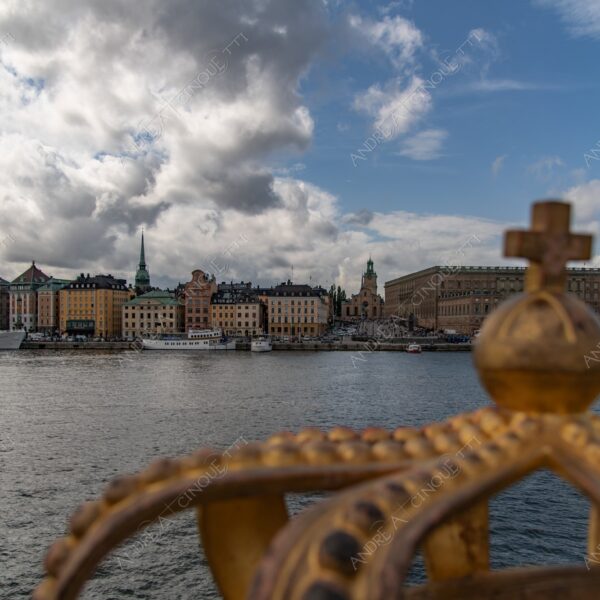 svezia sweden stoccolma stockholm porto harbour nave veliero sailing ship vascello vessel nuvole clouds parlamento parliament palazzo palace building corona crown