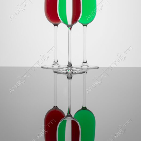 still life studio photography bicchiere glass calice chalice riflessi reflections mirror specchio bandiera flag italiana italian italia italy tricolore