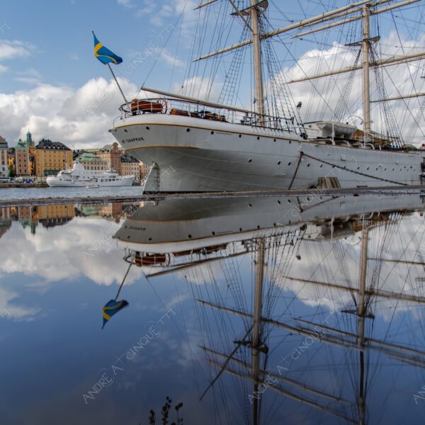 svezia sweden stoccolma stockholm porto harbour nave veliero sailing ship vascello vessel nuvole clouds riflessi reflections pozzanghera puddle