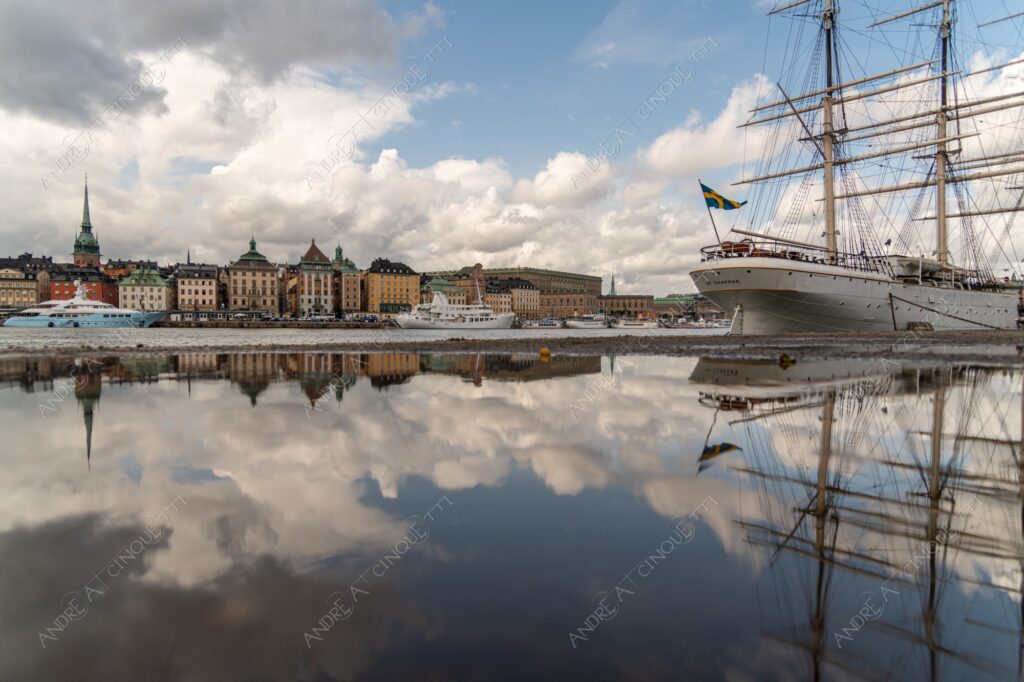 svezia sweden stoccolma stockholm porto harbour nave veliero sailing ship vascello vessel nuvole clouds riflessi reflections pozzanghera puddle