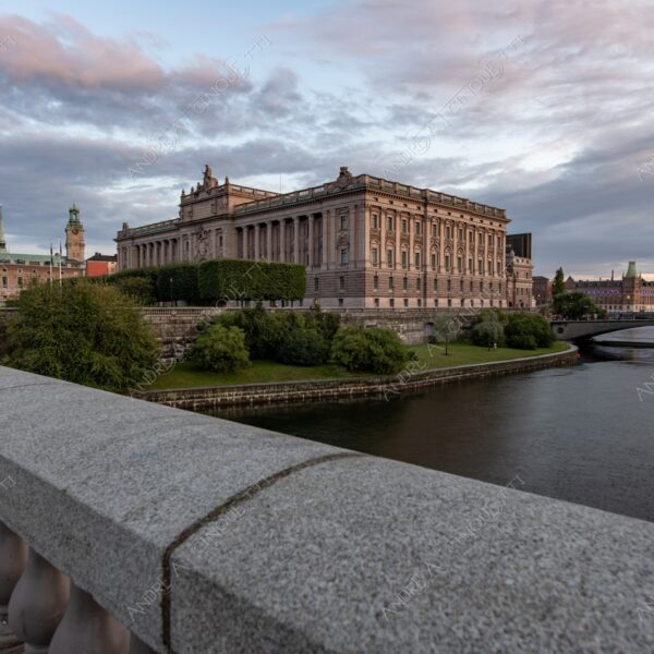 svezia sweden stoccolma stockholm parlamento parliament palazzo palace building ponte bridge fiume river tramonto sunset sundown alba sunrise crepuscolo twilight dusk