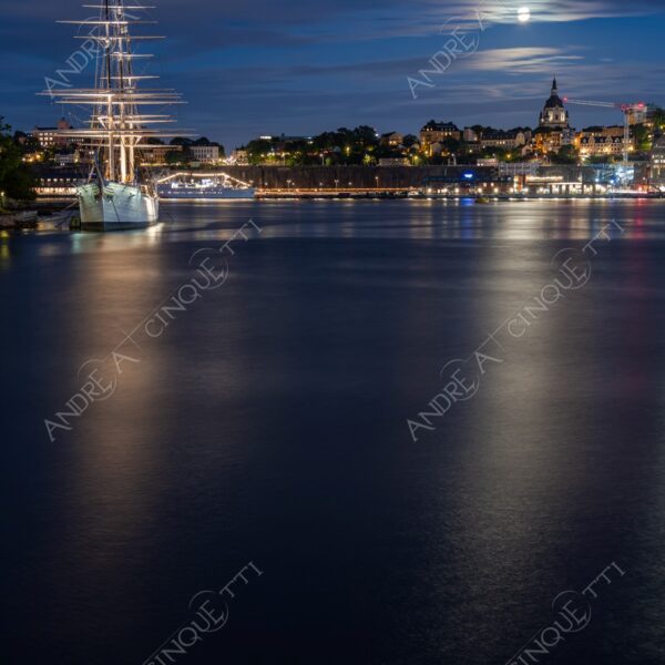 svezia sweden stoccolma stockholm porto harbour nave veliero sailing ship vascello vessel luna moon blue hour notte night lunga esposizione long exposure riflessi reflections