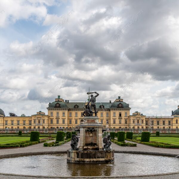 svezia sweden stoccolma stockholm palazzo reale royal palace tenuta estate giardens gardens parco park fontana fountain statua statue