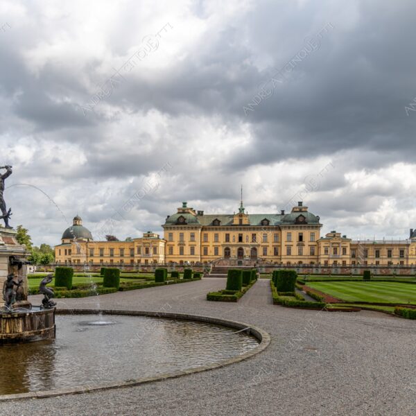 svezia sweden stoccolma stockholm palazzo reale royal palace tenuta estate giardens gardens parco park fontana fountain statua statue