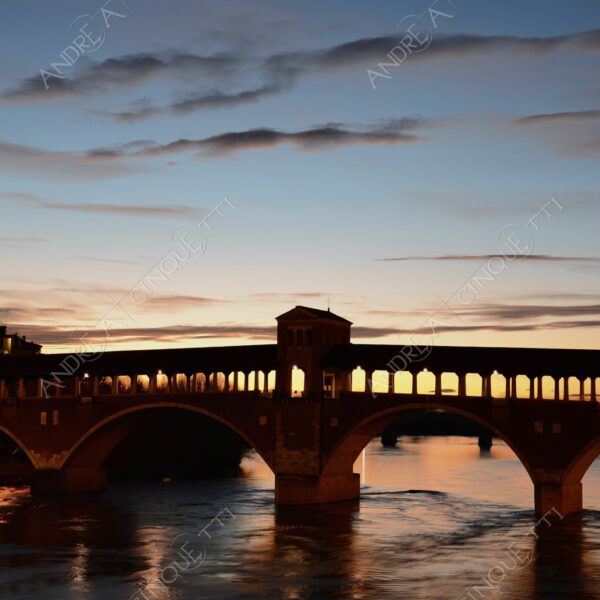 pavia ponte bridge ponte coperto ponte vecchio riflessi reflections specchio mirror tramonto sunset sundown blue hour alba sunrise crepuscolo dusk twilight nuvole clouds