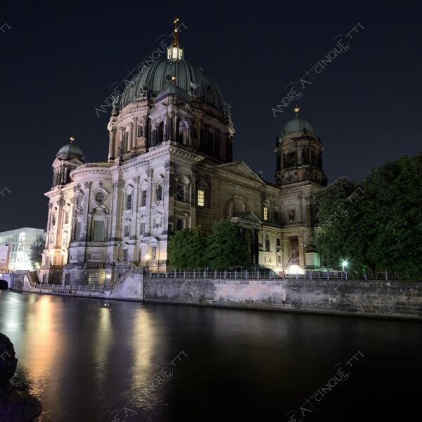 germania germany berlino berlin isola dei musei fiume river lunga esposizione long exsosure cupola dome ponte bridge