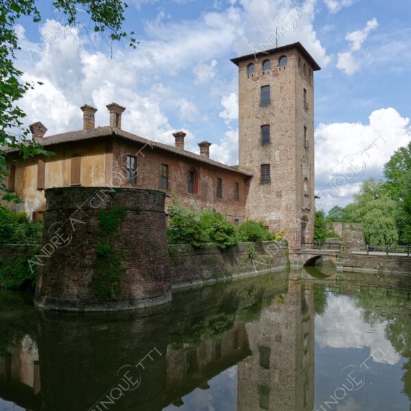 peschiera borromeo castello castle torre tower nuvole clouds fossato moat ponte bridge
