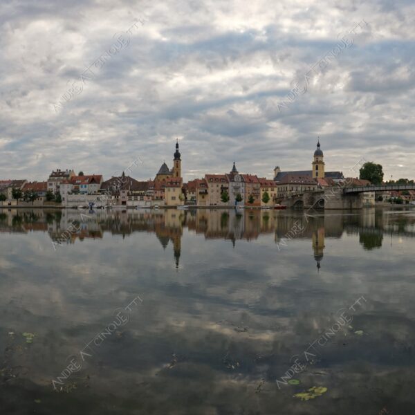 germania germany kitzingen riflessi reflections specchio mirror fiume river elba elbe village paese country chiesa church campanile bell tower steeple belfry nuvole clouds