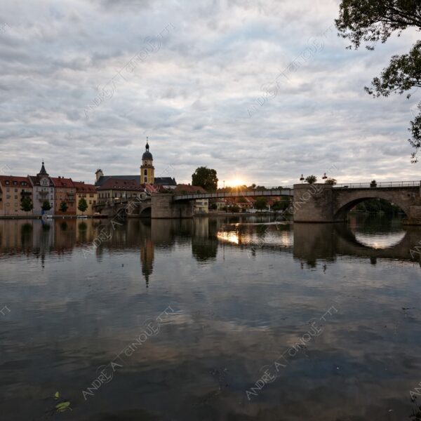 germania germany kitzingen riflessi reflections specchio mirror fiume river elba elbe village paese country chiesa church campanile bell tower steeple belfry nuvole clouds