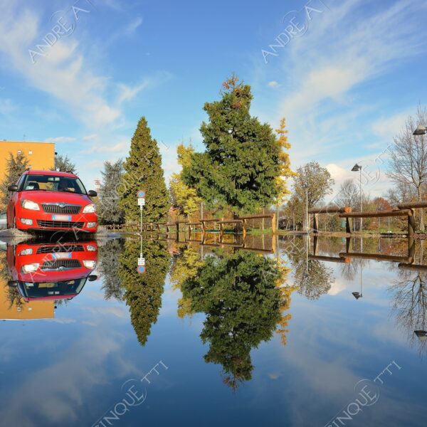 san donato milanese alluvione flood allagamento flooding riflessi reflecions specchio mirror pozzanghera puddle colori autunnali foliage auto car