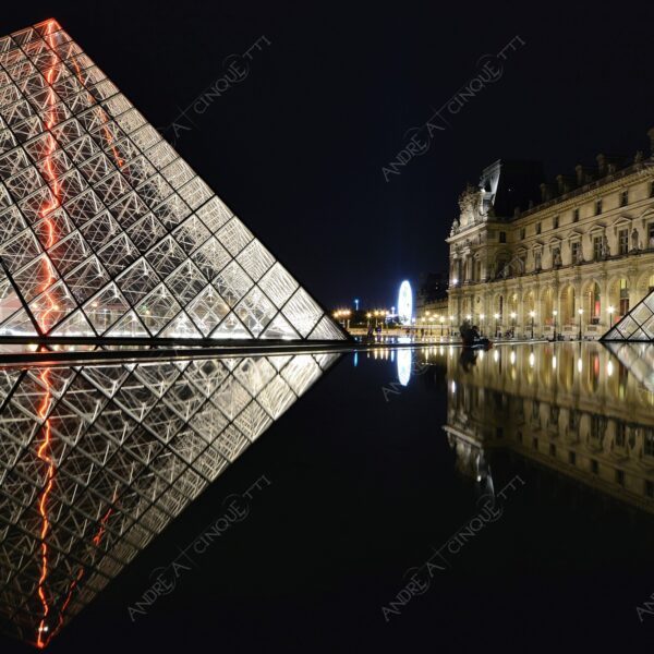 francia france parigi paris architettura architecture louvre museo museum piramide pyramid riflessi reflections specchio mirror lunga esposizione long exposure night shot scatti notturni