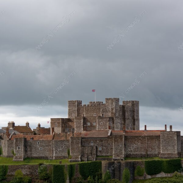 inghilterra england regno unito united kingdom dover castello castle antico ancient nuvole clouds nuvoloso cloudy