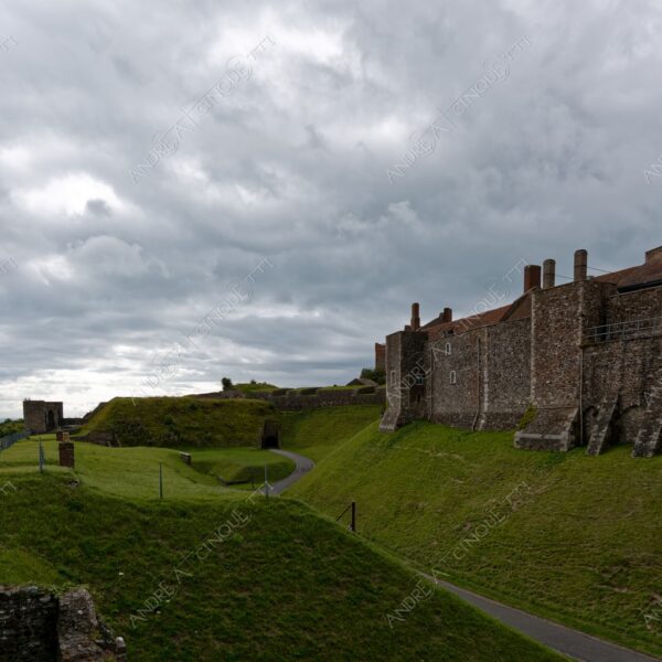 inghilterra england regno unito united kingdom dover castello castle antico ancient nuvole clouds nuvoloso cloudy