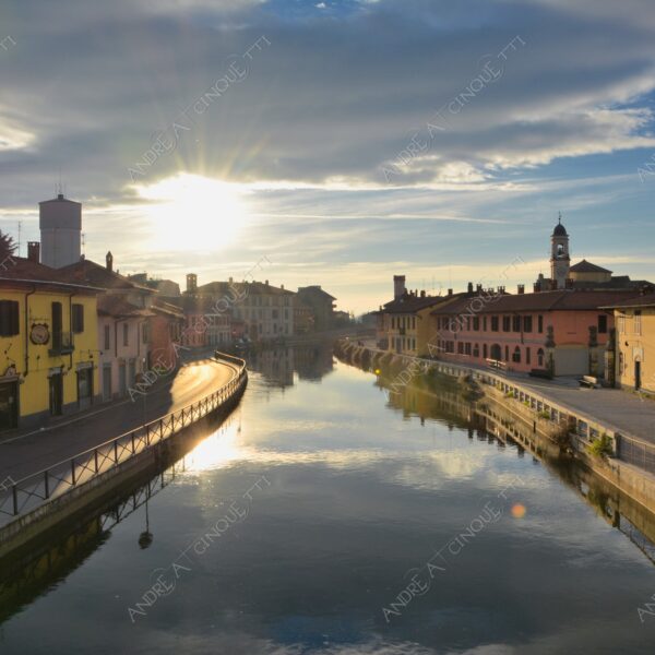 gaggiano navigli canale channel canal riflessi reflections mirror specchio campanile bell tower belfry steeple sole sun