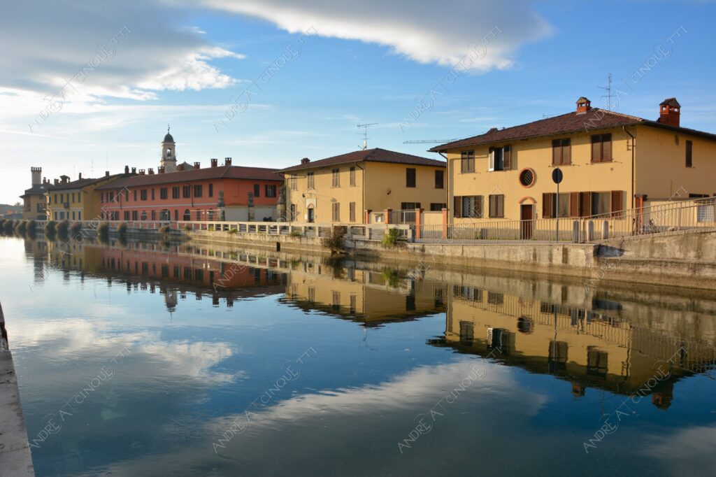 gaggiano navigli canale channel canal riflessi reflections mirror specchio campanile bell tower belfry steeple
