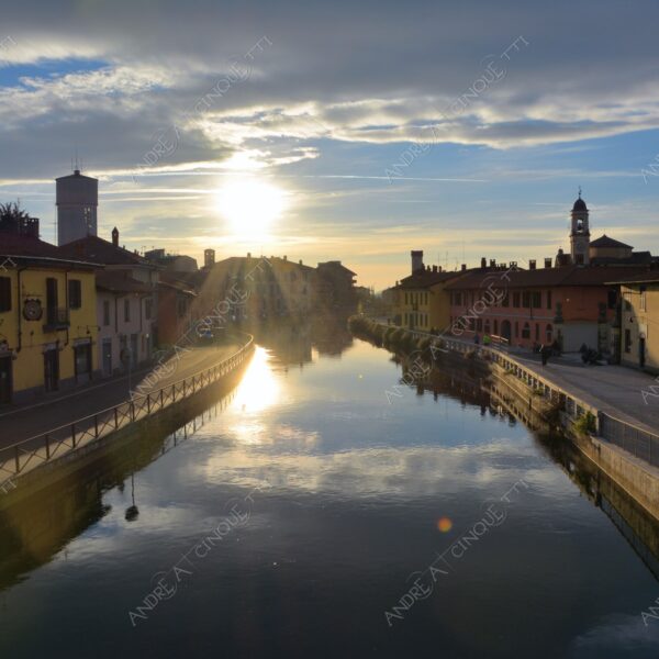 gaggiano navigli canale channel canal riflessi reflections mirror specchio campanile bell tower belfry steeple sole sun