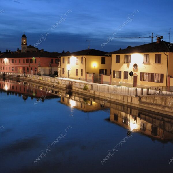 gaggiano navigli canale channel canal riflessi reflections mirror specchio campanile bell tower belfry steeple blue hour