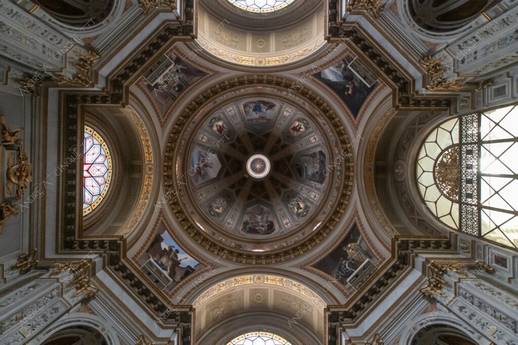 piemonte vercelli italia italy chiesa church san cristoforo cupola dome affresco fresco vetrate stained glass windows