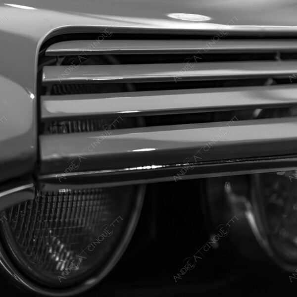museo alfa romeo museum logo brand marchio auto antiche car ancient old bianco e nero black and white b&w silhouette luci lights cromature chrome plating dettagli particolari details